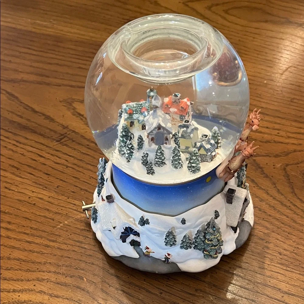 PartyLite Olde World‎ Village musical snow globe
